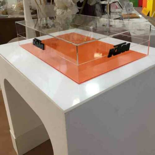 Table exposition plexiglass polystyrène et PVC, une structure en polystyrène à forme de pont avec l'ajout d'un plan en plexiglas opale