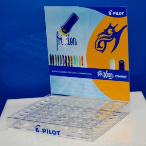 Espositore plexiglass Pilot Frixion trasparente, riciclabile, creato attorno al prodotto, con stampe. Le qualità sono mantenute nelle serie!