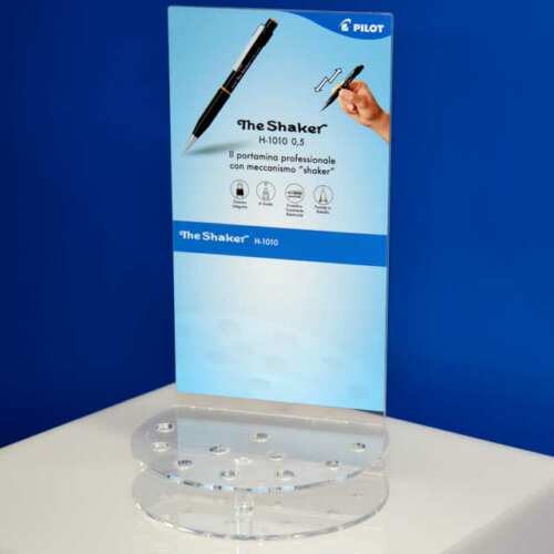 Espositore plexiglas Pilot Shaker, in trasparente, riciclabile e stampato è creato su misura, forma di mezzo cerchio per esposizione verticale