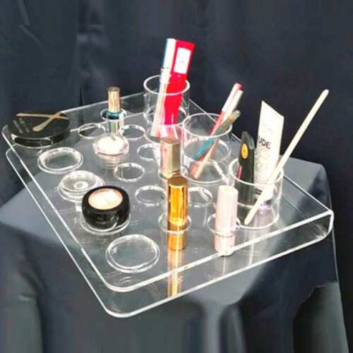 Présentoir plexiglass plié parfumerie en transparent perforé. Simple et efficace pour les différents produits d'une même marque