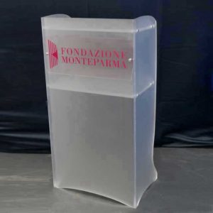 Leggio podio in plexiglass satinato con logo della Fondazione Monteparma. Il leggio in plexiglass da un effetto più ricercato al manufatto.
