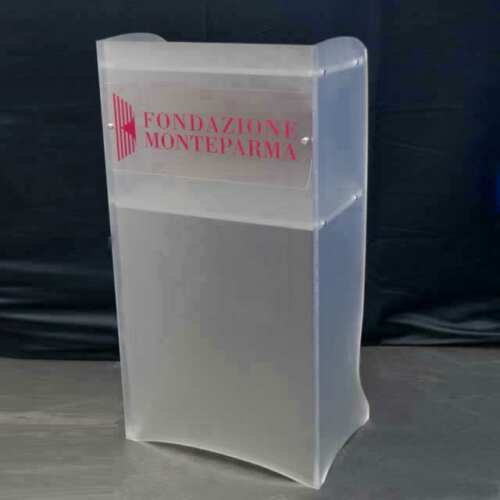 Pupitre de sol en plexiglas satiné et logo réalisé pour la Fondation Monteparma (banca). Le plexiglas donne un effet plus recherché au pupitre