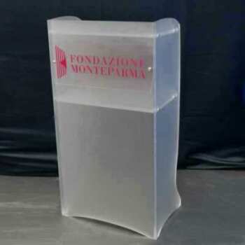 Leggio podio in plexiglass satinato con logo della Fondazione Monteparma. Il leggio in plexiglass da un effetto più ricercato al manufatto.