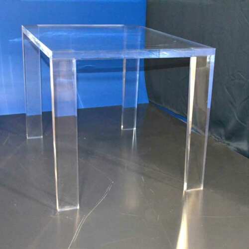 Table en plexiglas massif de 30 mm H60 x L85 x l60 cm, sur mesure client, forme insolite des pieds, table en transparent pleine de reflets