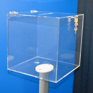 Urne de sol en plexiglas transparent de 5, mm 30x30x30 cm avec un cadenas. Tige H100 cm. En présentoir. elle trouve facilement sa place.
