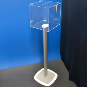 Urne de sol en plexiglas transparent de 5, mm 30x30x30 cm avec un cadenas. Tige H100 cm. En présentoir. elle trouve facilement sa place.