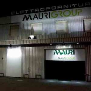 insegna alluminio composito prespaziato Mauri group vista di notte