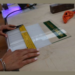 Portadepliant plexiglass personalizzato con tasca in montaggio