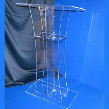 Leggio per chiese in plexiglass trasparente prodotto su misura nel nostro laboratorio per adattare la posizione del podio leggio nella chiesa.