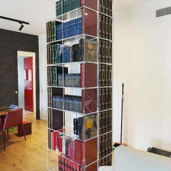 Libreria di 3 moduli intorno a colonna in muratura