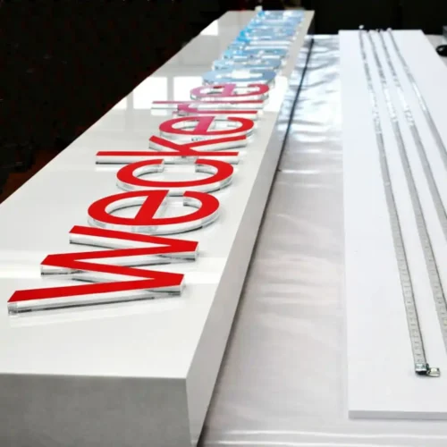 Insegna plexiglass lettere in rilievo