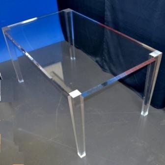 Tavolo gambe affusolate plexiglass
