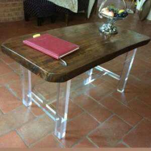 Tavolino legno rustico gambe struttura in plexiglass