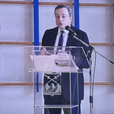 Leggio in PLEXIGLAS® per Mario Draghi: L’incontro con gli studenti di Verona