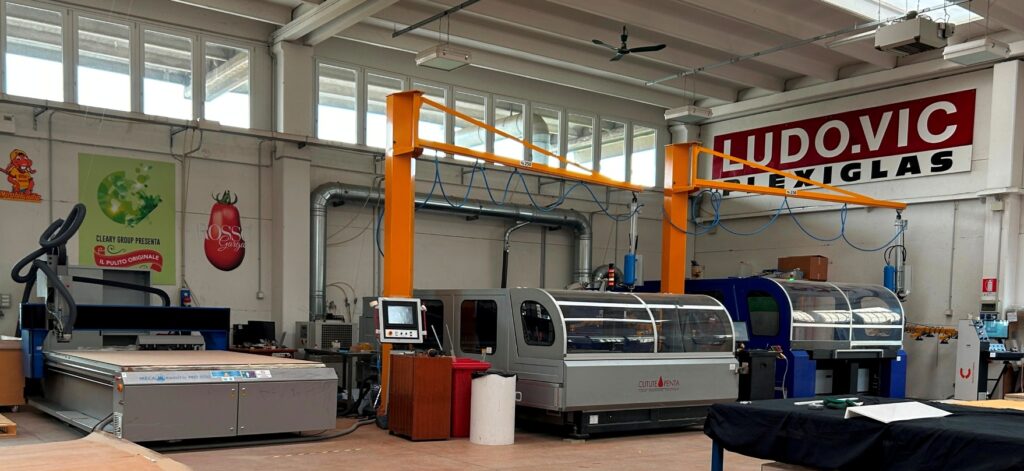 Componenti in policarbonato e plexiglass per macchine industriali 2 sistemi taglio laser con 1 pantografo fresa e sollevatori a ventose