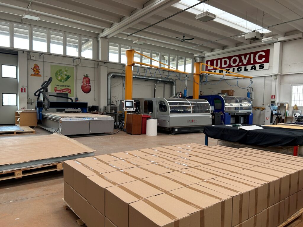 L'Artigiano del plexiglass 4.0: macchinari 2 laser 1 pantografo fresa