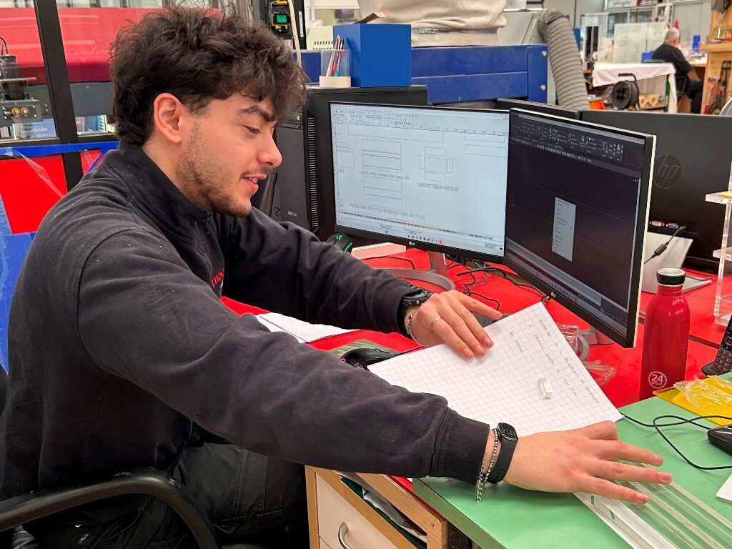 Sagoma polistirolo gigante 40° anniversario per un'azienda è in polistirolo alta densità. Lo spessore è di 50 cm, l'altezza raggiunge 300 cm