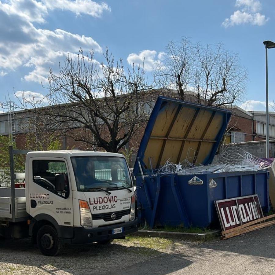 Ludovic deposito scarti plexiglass per il riciclo