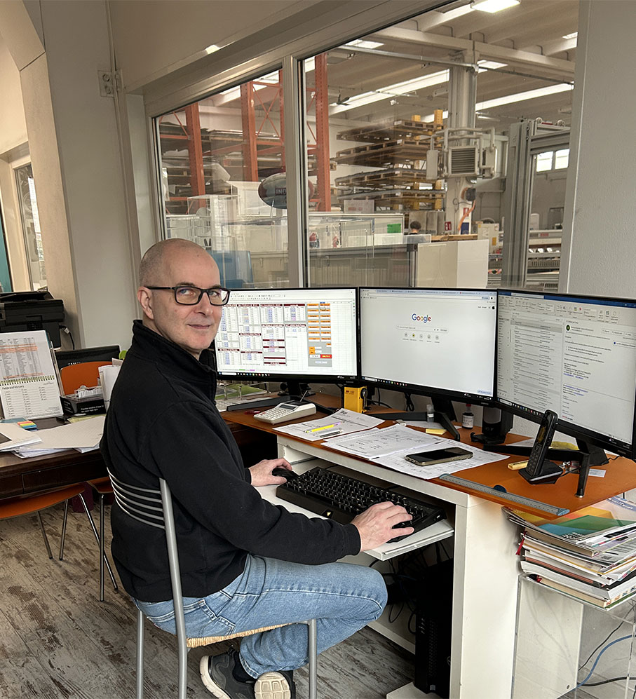 Sagoma polistirolo gigante 40° anniversario per un'azienda è in polistirolo alta densità. Lo spessore è di 50 cm, l'altezza raggiunge 300 cm