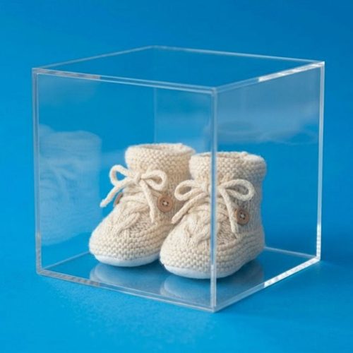 Cubo in PLEXIGLAS con scarpette in lana, personalizzabile con incisione effetto WoW per annuncio gravidanza