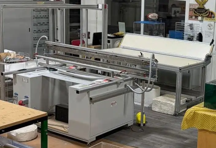 Lavorazione PLEXIGLAS®: Taglio Laser, CNC, Piegatura e Incollaggio 3 Piegatrice